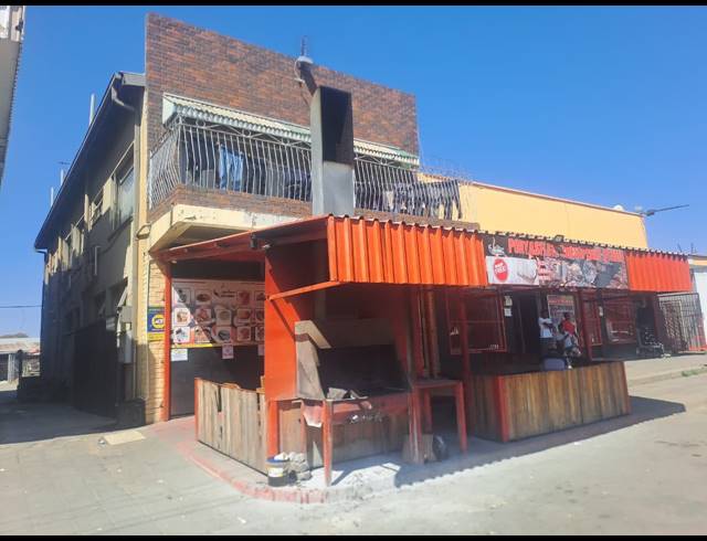 460M² BUILDING FOR SALE IN RUSTENBURG NORTH